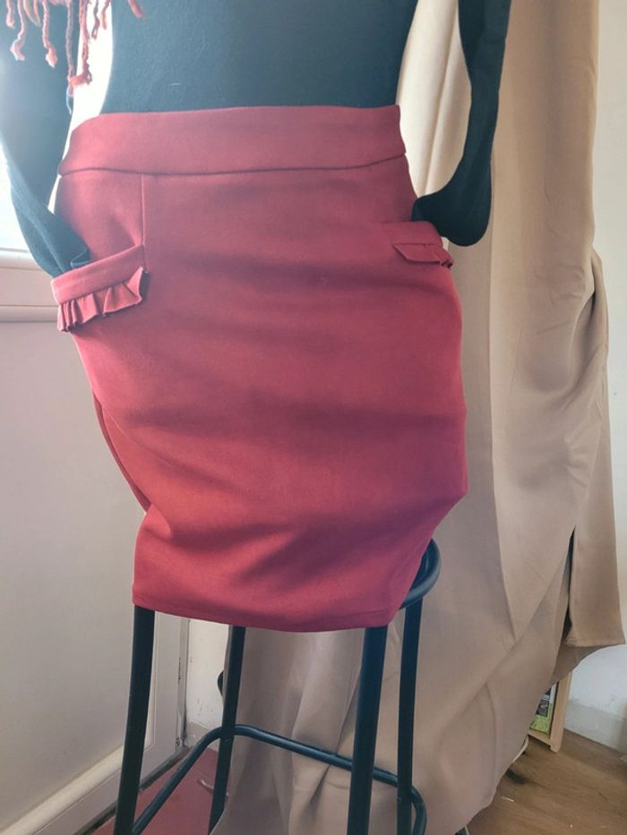Jupe courte rouge, touché velour - photo numéro 2