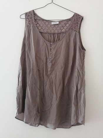 Haut marron a dentelle dans le dos