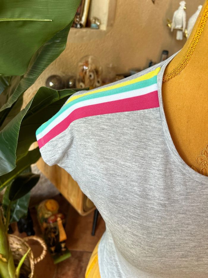 Primark t shirt avec bandes de couleurs taille 10 ans - photo numéro 2