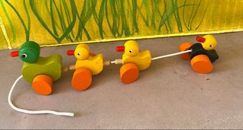 Canard et ses canetons en bois à tirer