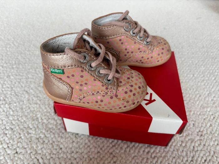 Chaussure de marche Kickers pointure 19 semelle en cuir