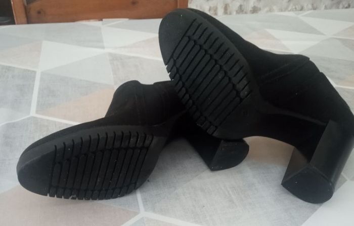 Chaussures NEUVES  noires talons  nubbuck 42 - photo numéro 5
