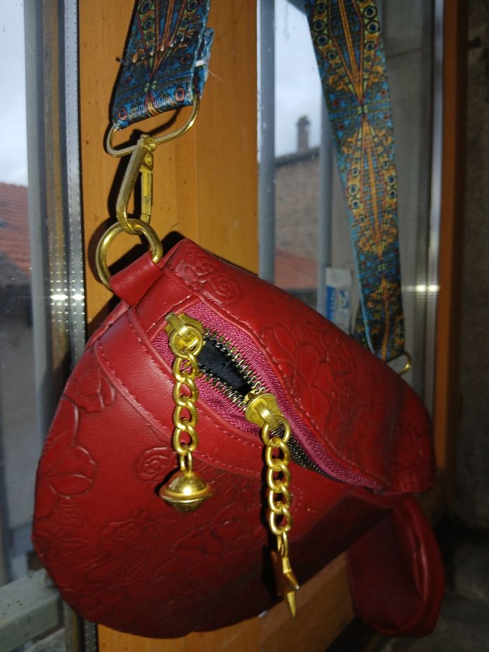 Magnifique banane avec porte monnaie bordeaux - photo numéro 3