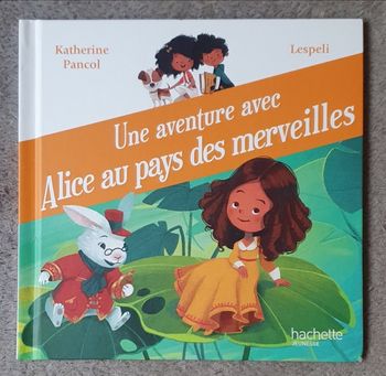 Roman Jeunesse "Une Aventure avec Alice au Pays des Merveilles" - Coll. Au Pays des Livres (4-6 ans) / Hachette