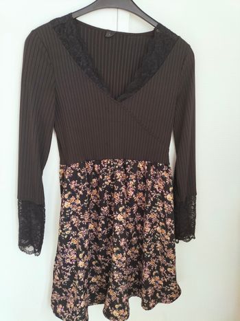 Jolie robe à manches dentelles 