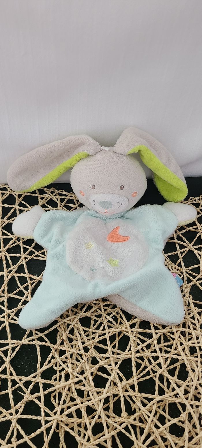 Doudou lapin beige bleu blanc vert lune étoiles SUCRE D'ORGE