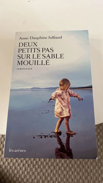 Livre deux petits pas sur le sable mouillé