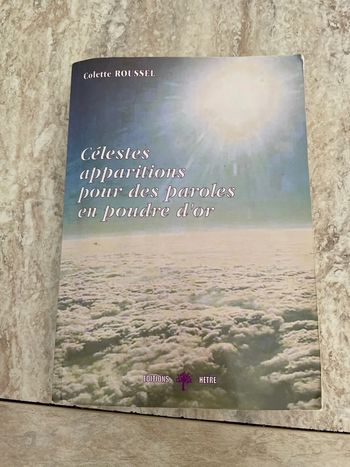 Livre célestes apparitions pour des paroles en poudre