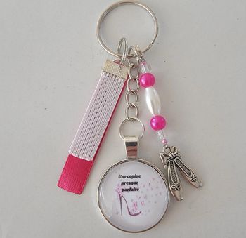 Cadeau amie, porte clé message bijoux de sac " une copine presque parfaite "