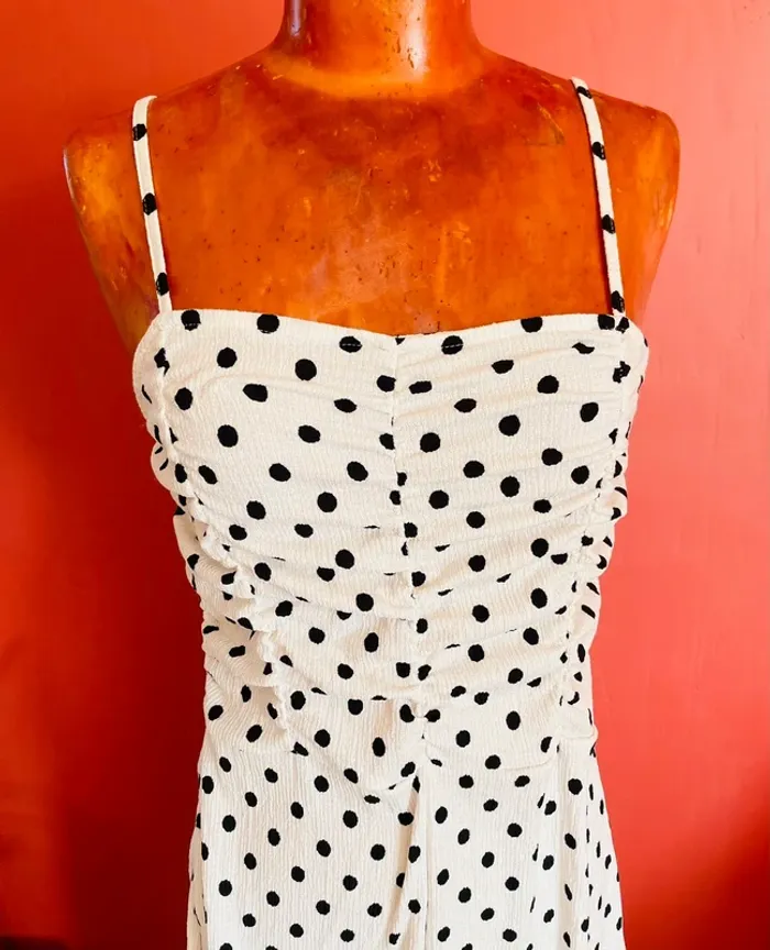 Jolie combinaison blanche à pois noirs