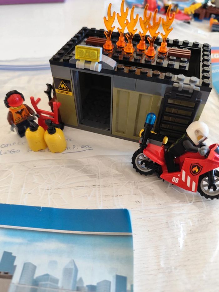Lot 4 set Lego City 60126, 60106, 60108, 60113. Pompier, police, voiture de course, hélicoptère - photo numéro 8