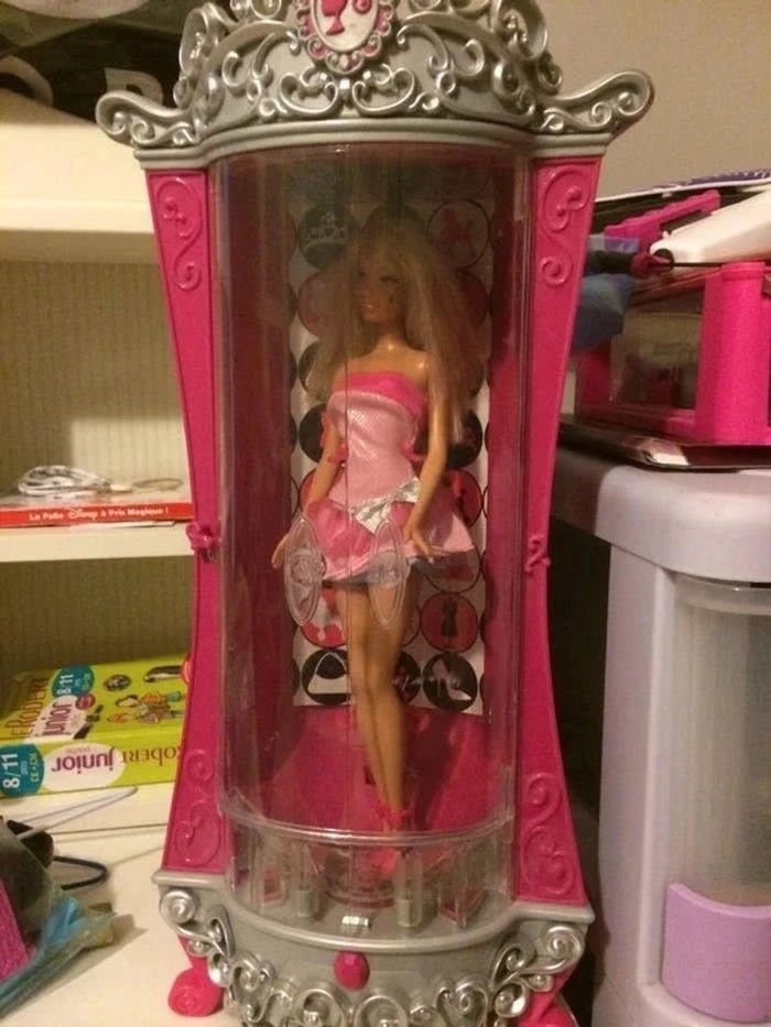 Barbie et son armoire + rechange