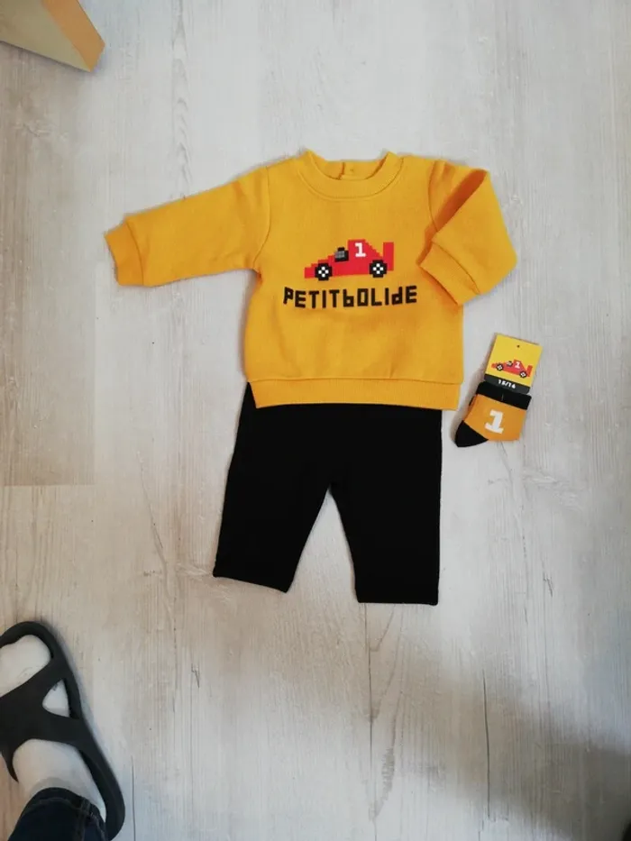 Ensemble pull  jogging 3 mois neuf