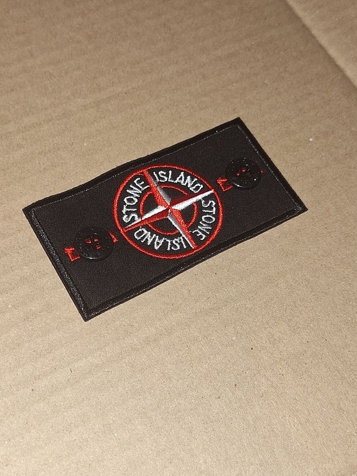 1 Patch Stone Island rouge + 2 boutons - photo numéro 3