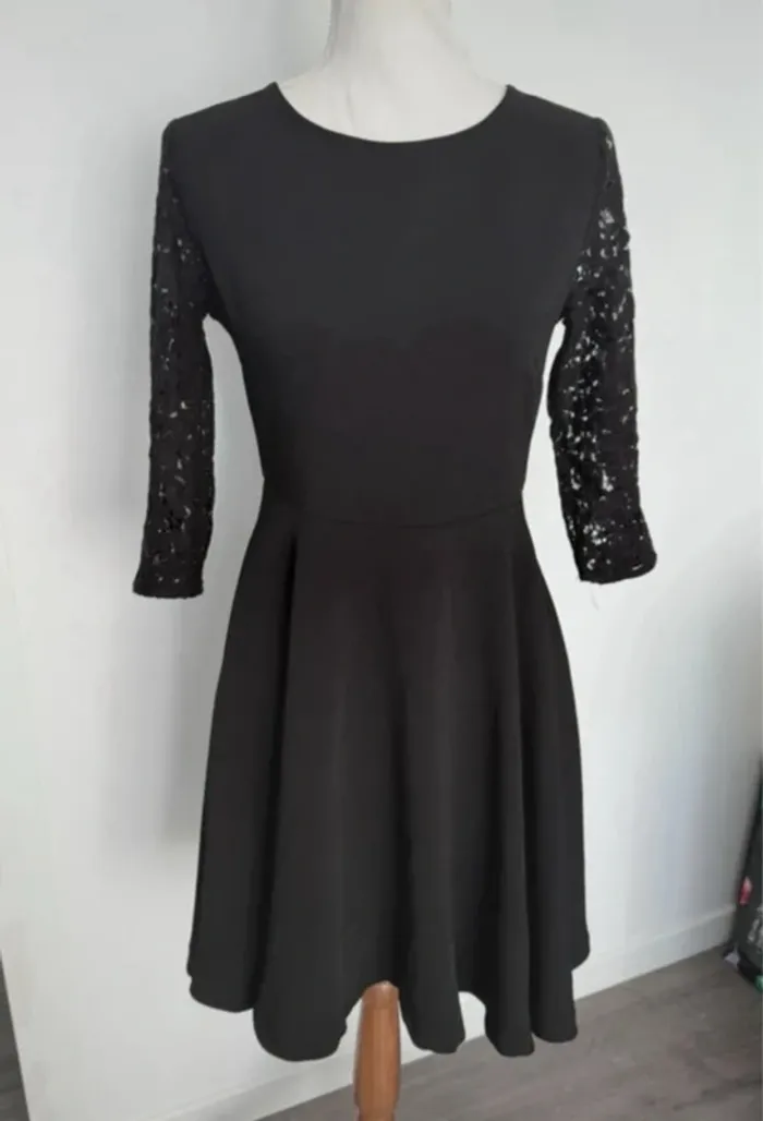 Superbe robe noire dentelle patineuse taille M