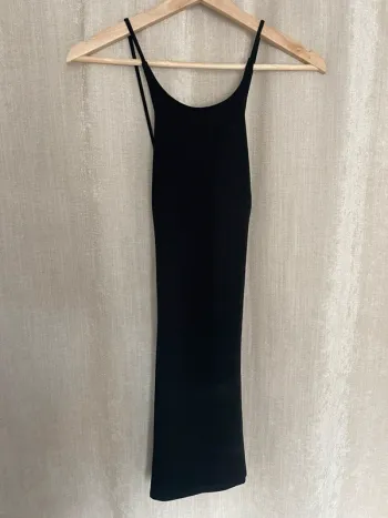 Robe noire dos nu