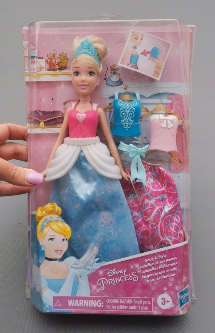 Disney Princess : Poupée Cendrillon et ses tenues