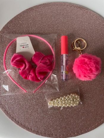 Lot accessoires pour cheveux + gloss + porte-clés