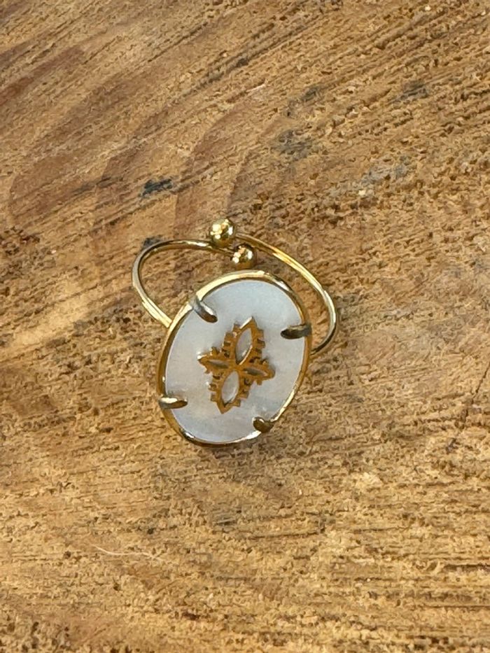 Superbe bague mile Mila ovale croix trèfle  blanche nacré acier inoxydable or - photo numéro 5