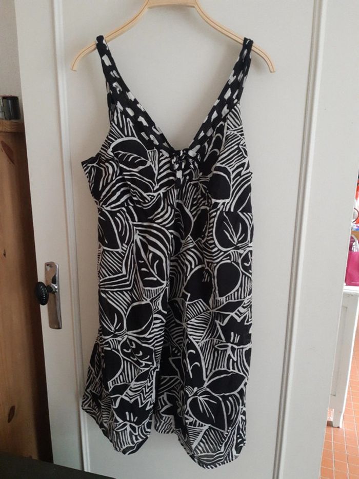 Robe noire et blanche à bretelles
