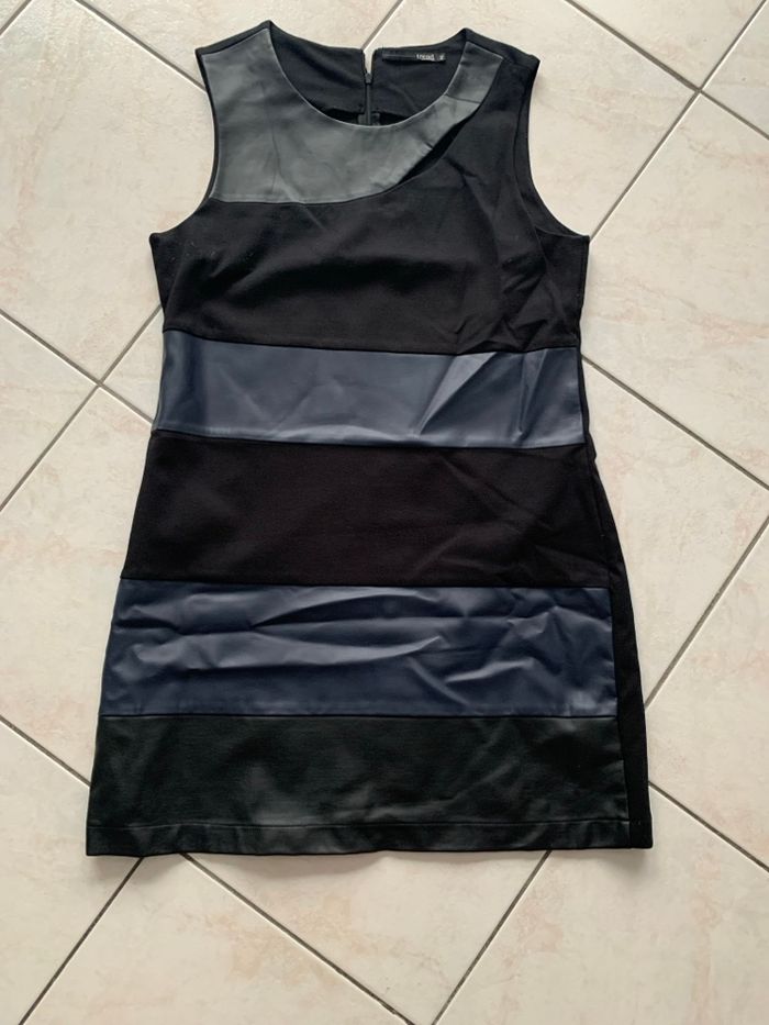Robe noire  bande imitation cuir