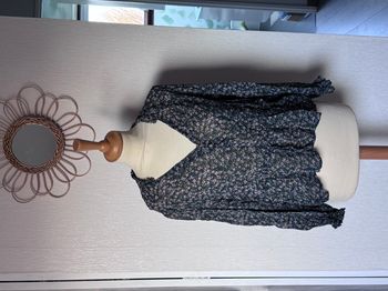 Blouse Mango fleurie dans les tons bleus, rose, vert en très bon état, taille 38, taille M