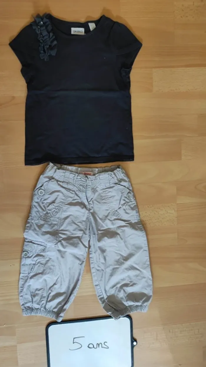 T-shirt et pantacourt taille 5 ans
