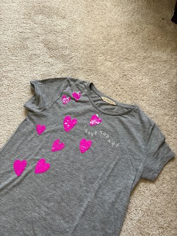 T shirt gris à cœurs