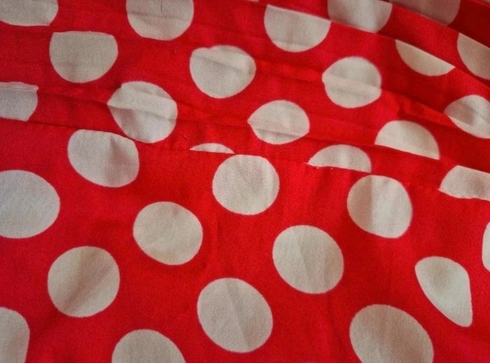 Robe rouge pois plissé et culotte cache couche - photo numéro 8