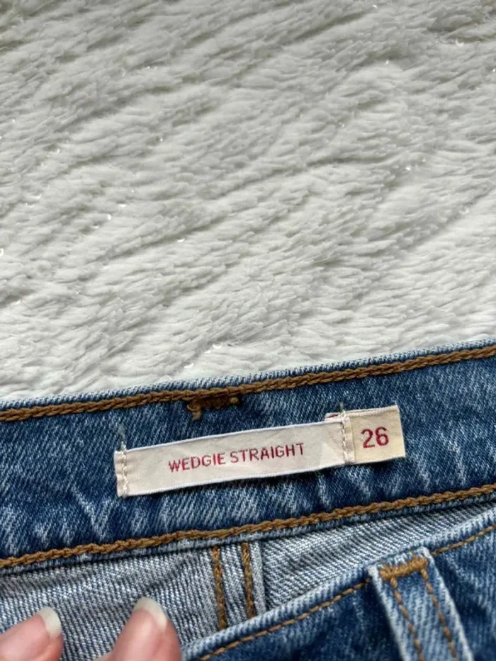 Jean Levi’s femme Wedgie Straight L28 36/38 S/M Premium Bleu taille haute 7/8 eme cropped effiloché - photo numéro 9