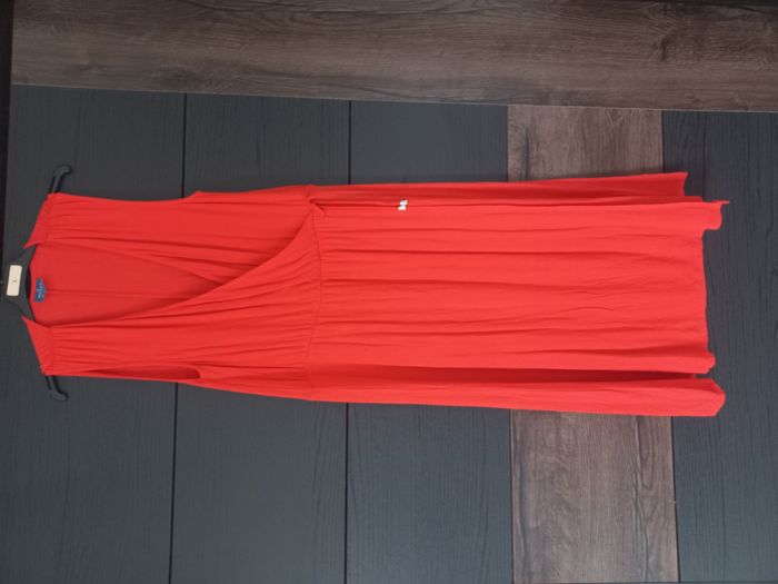 vends robe decoltée rouge taille L