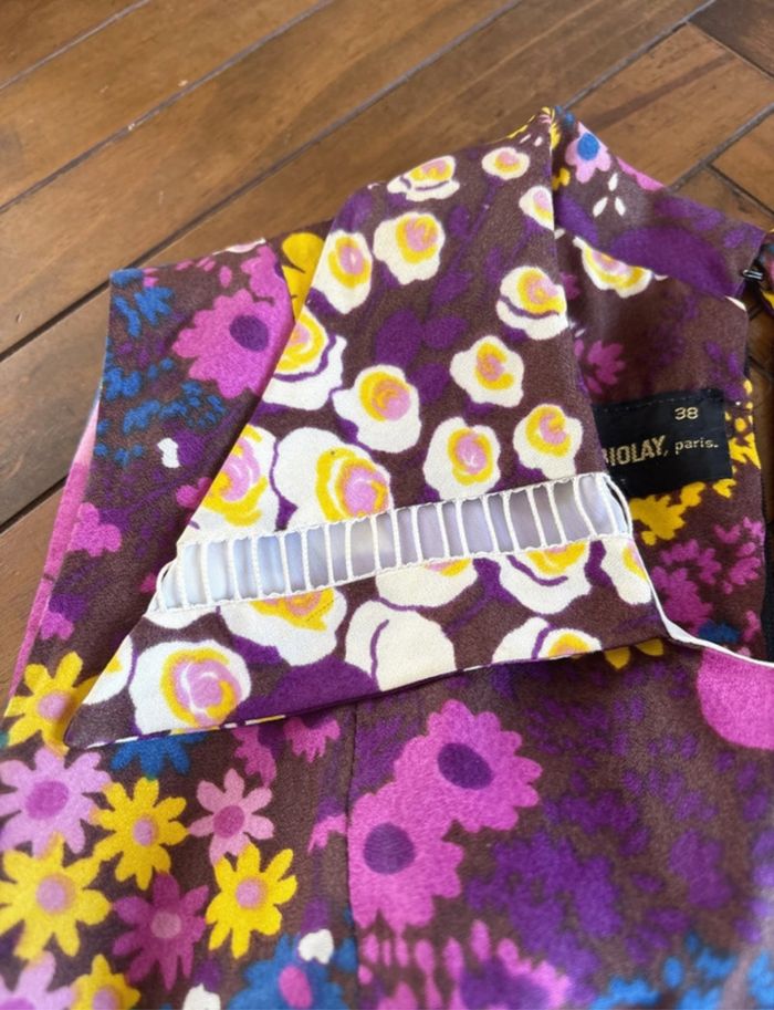 Robe évasée vintage Jean Biolay taille M année 70 à grosse fleurs violette - bon état - photo numéro 2