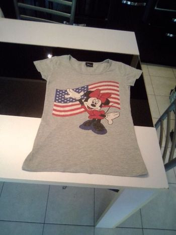 Tee shirt manches courtes.   Disney.   Taille 12 ans