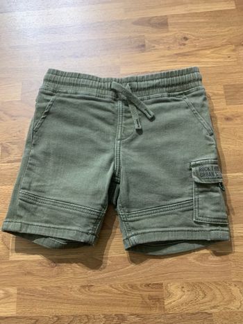 Short kaki en très bon état 