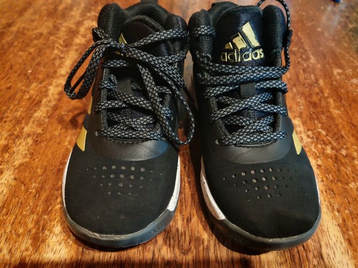 Chaussures basketball garçon Adidas taille 30 - photo numéro 2