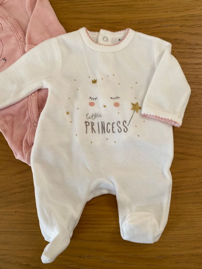 Kiabi Lot de 2 pyjamas Grenouillères rose/blanc Taille Naissance - photo numéro 4