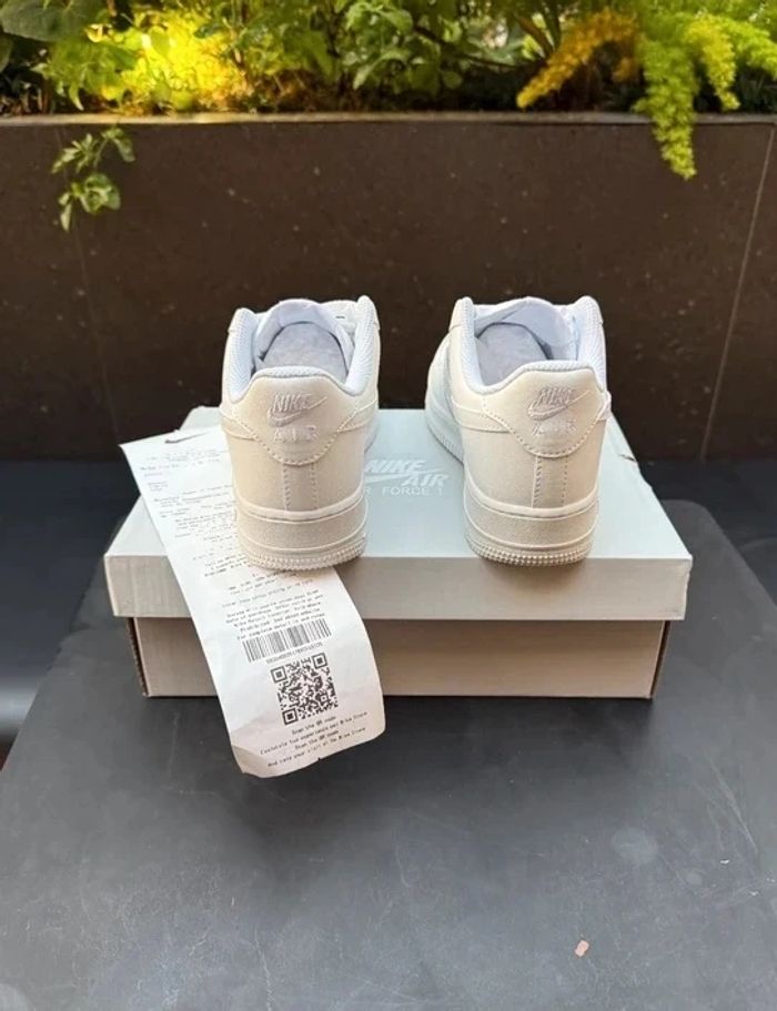 Nouveau Nike Air Force 1 Low '07 Blanc  Taille 38 - photo numéro 2