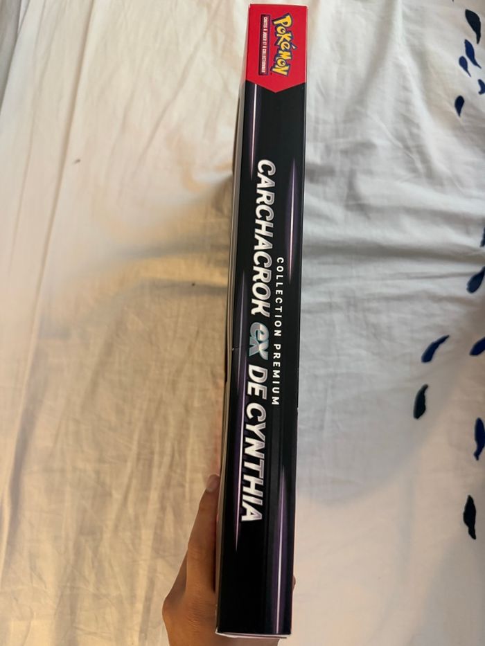 Pokémon – Coffret Premium Carchacrok EX de Cynthia - scellé et complet - photo numéro 5