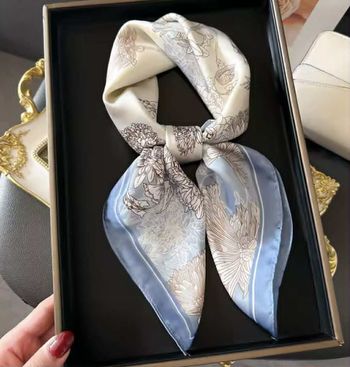 Foulard bleu soie carre 70*70cm