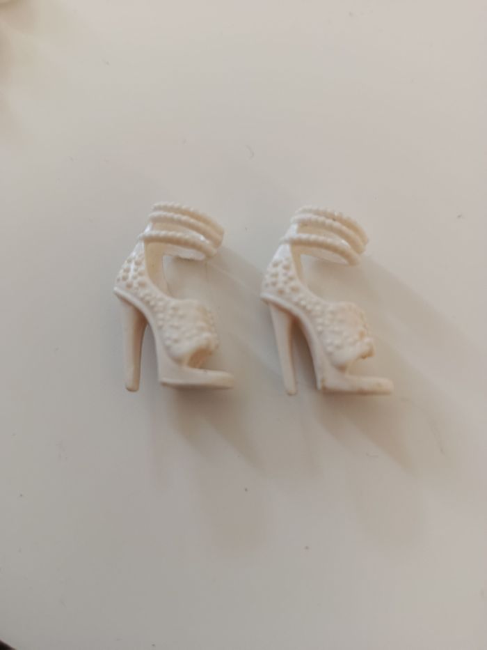 Paire de chaussures Barbie mariée