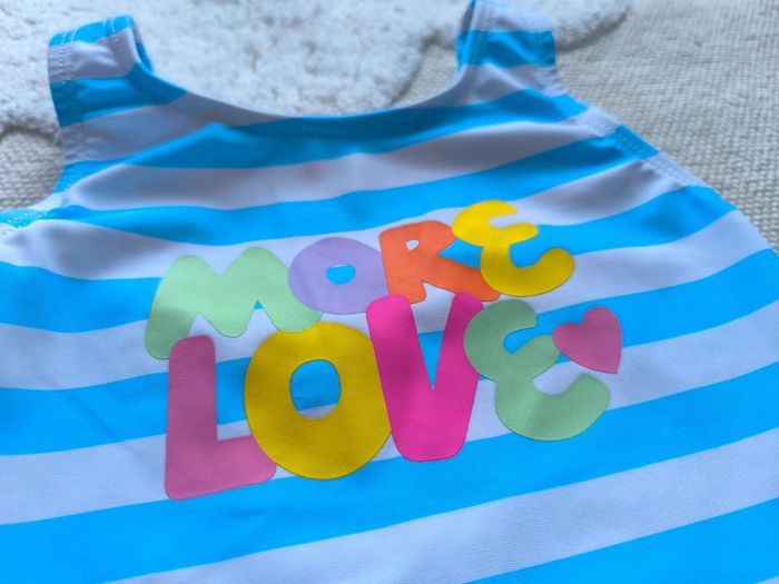 Maillot de bain une pièce / blanc et bleu / more love / Primark / taille 2-3 ans - photo numéro 4