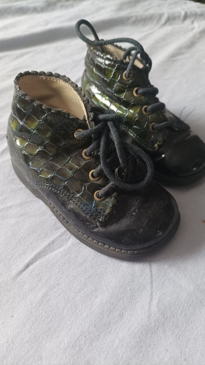 Chaussures vernis effet croco taille 20
