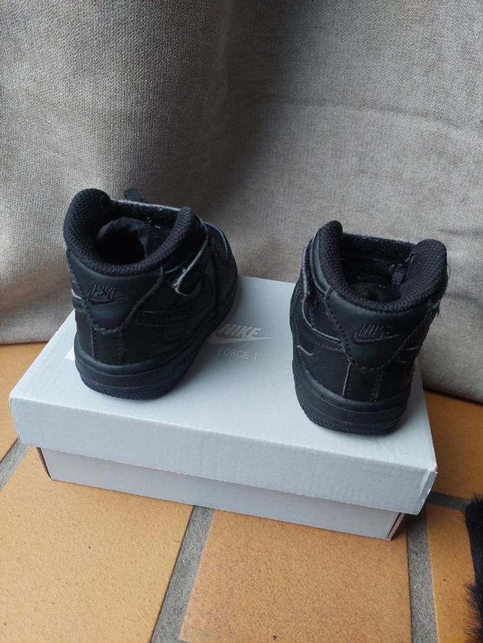 Nike air force 1 Taille 21 - photo numéro 3