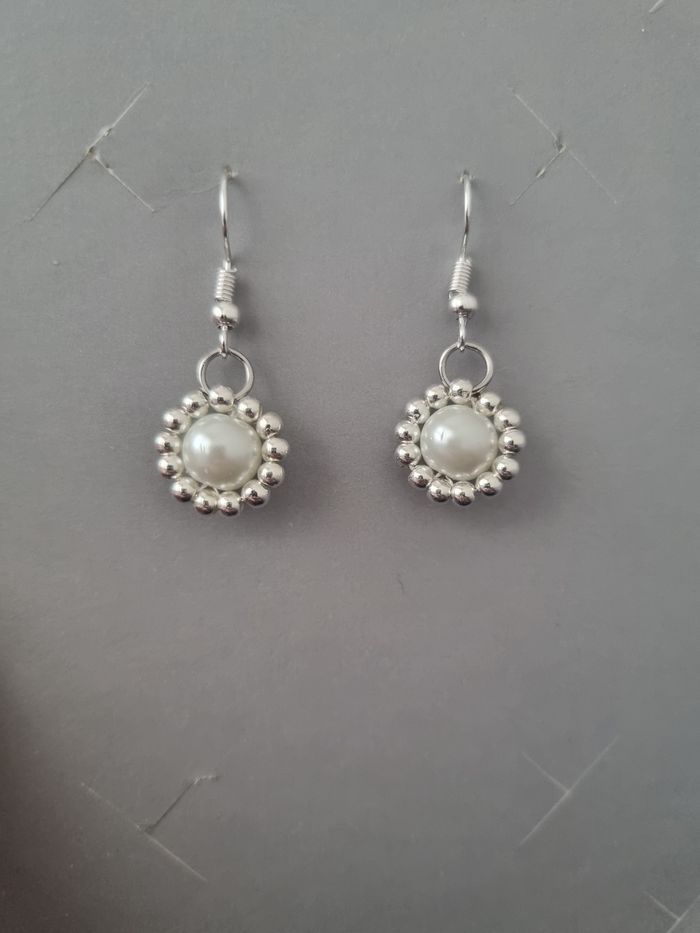 boucles d'oreilles perles blanches et argentées, pièces uniques artisanale - photo numéro 2