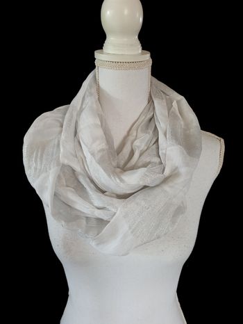 Tour de cou argenté gris clair