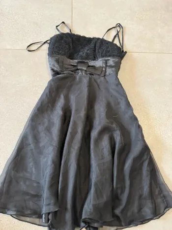 Robe noire très bon état, taille 36 75cm de longueur