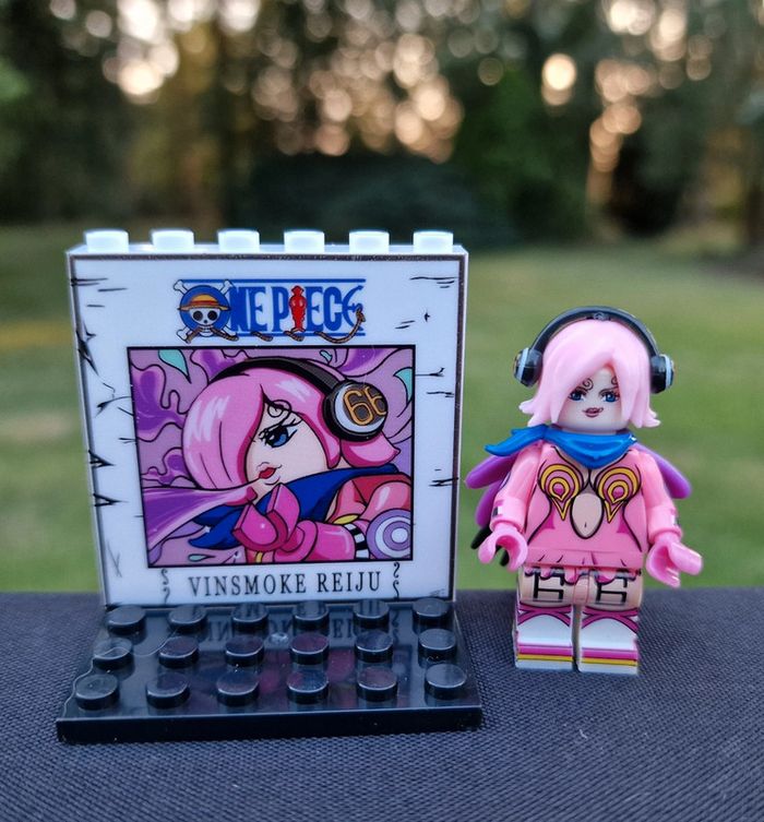Minifigure Manga One Piece n2 Vinsmoke Reiju avec support n1.3