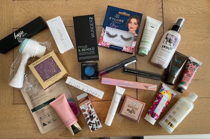 Lot produit de beauté et 2 pochettes