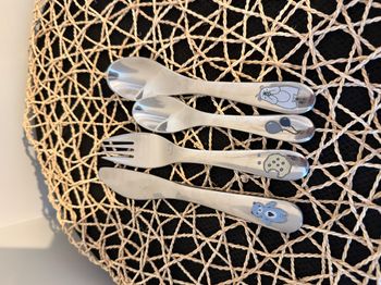 Set de 4 couverts pour bébé, en très bon état, marque Ernesto.