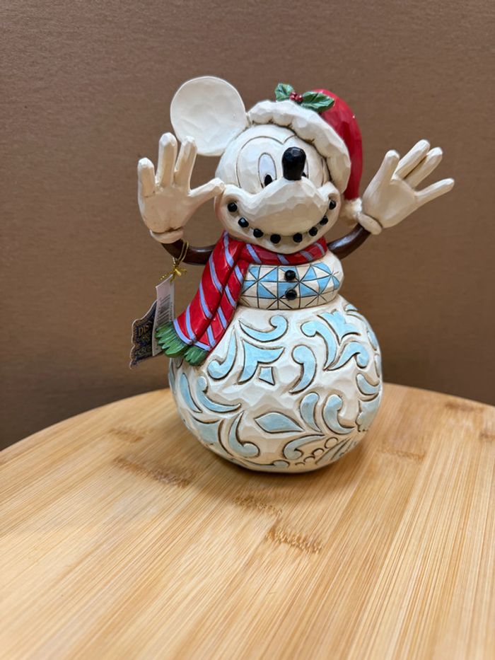 Figurine Mickey Bonhomme de Neige White Woodland – Disney Traditions par Enesco